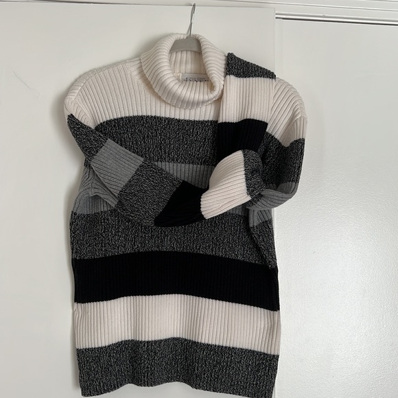 Sweaters - Picture 8 of 9